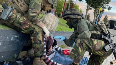 Twee militairen bij vrouw met ernstige bloeding