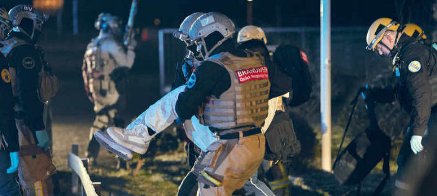 Brandweermannen dragen slachtoffer naar veiligheid