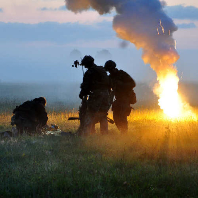 Hulpverleners in het veld met brandende flare