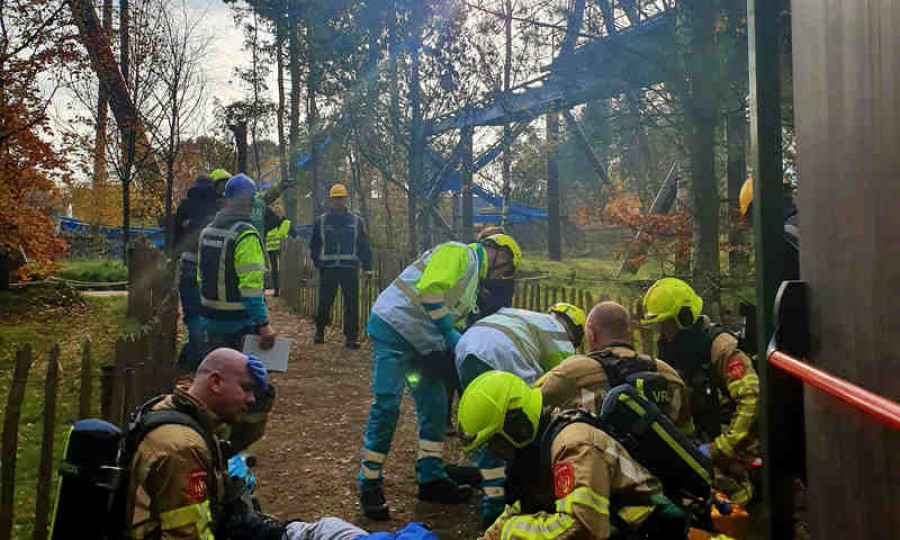 Hulpverleners bij een ongevalsoefening in een pretpark