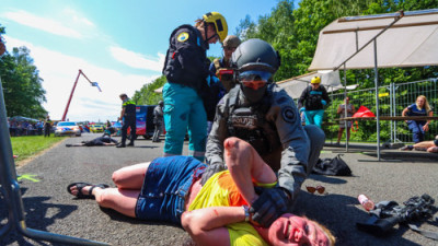 Slachtoffer met halsbloeding wordt geholpend door DSI'er bij demonstratie op beurs