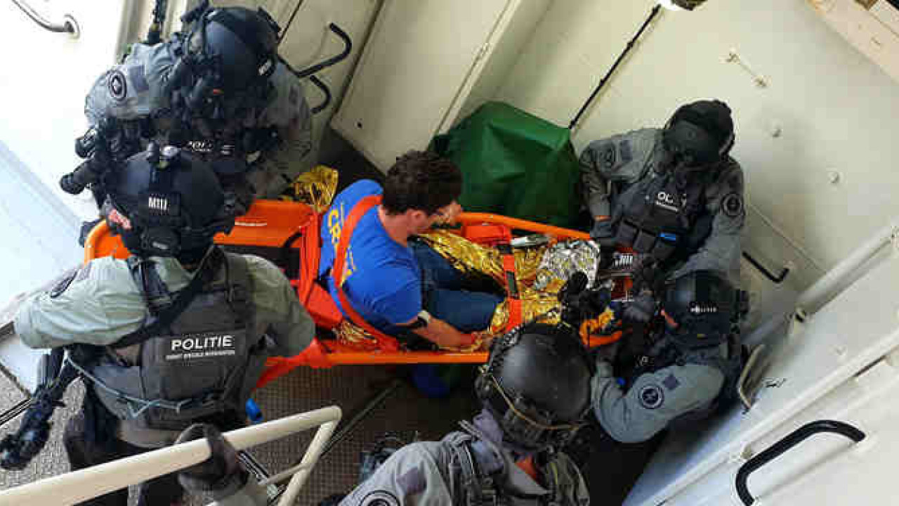 Slachtoffer wordt op draagbrancard afgevoerd
