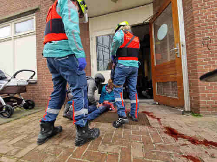 Hulpverleners bij slachtoffer waar bloedspoor naar toe leidt