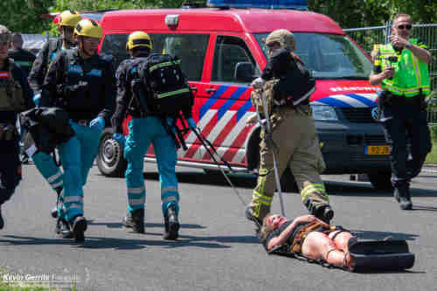 Slachtoffer wordt meegesleept op een sleepbrancard