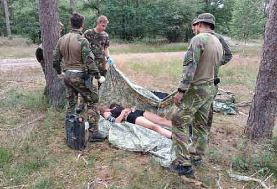 Militairen pakken slachtoffer in in bosrijke omgeving