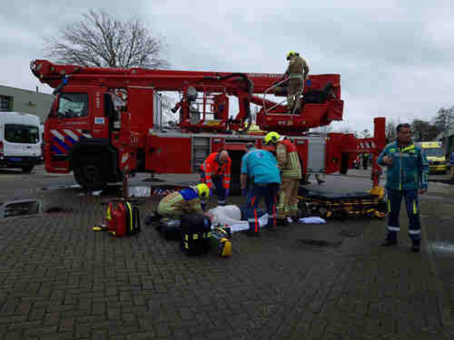 Behandeling van een slachtoffer naast een brandweerwagen