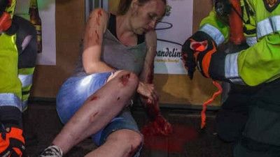 Twee brandweermannen bij een ernstig bloedend slachtoffer
