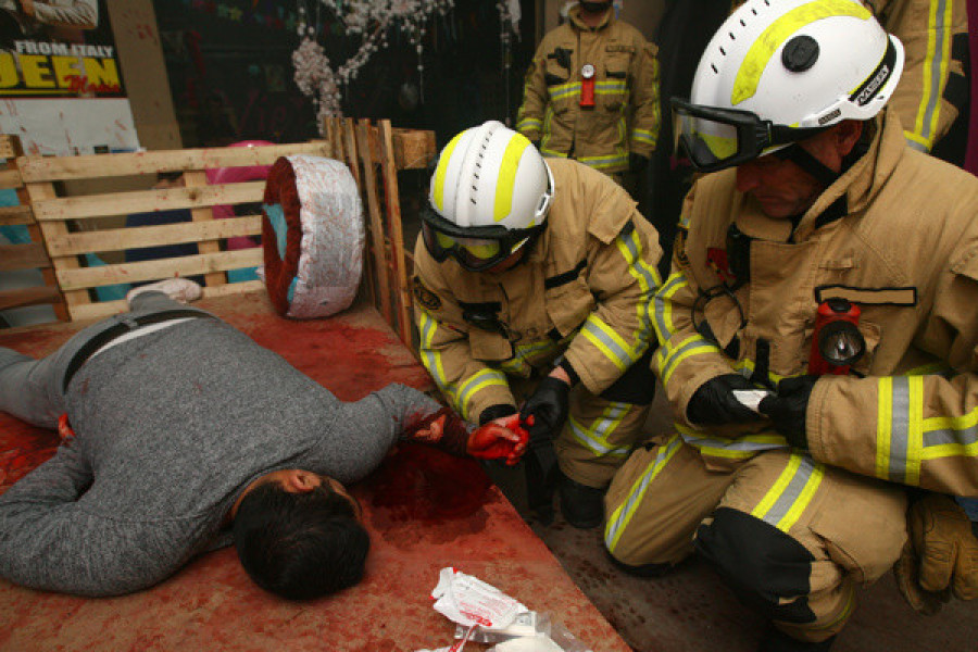 Twee brandweerlieden bij man met catastrofale bloeding aan de pols
