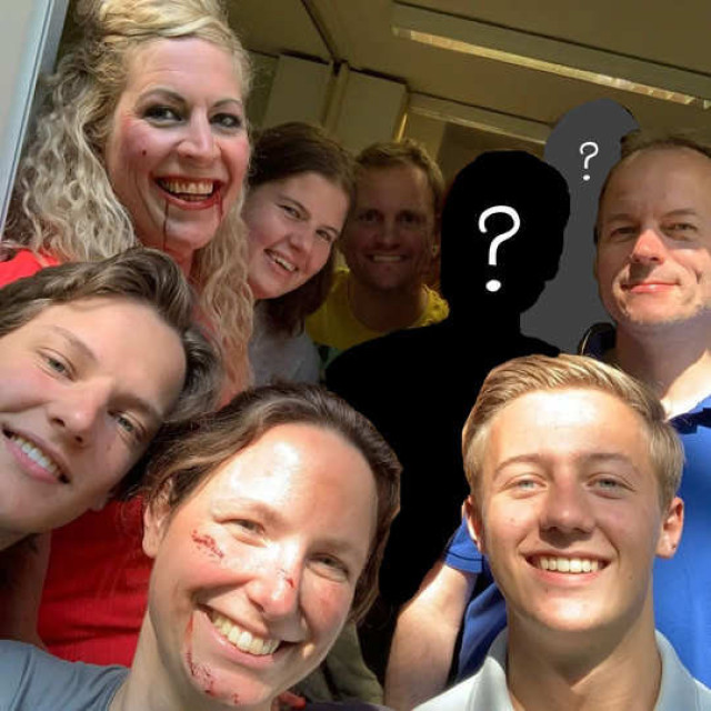 Groep acteurs met wat zwarte silhouetten met vraagtekens er in